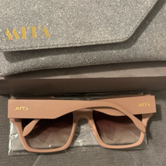 Mint Condition MITA SUSTAINABLE EYEWEAR
56mm Square Sunglasses - Picture 4 of 9